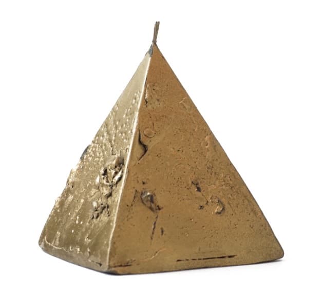 «Золотая» Пирамида свеча 7,5*7,5*8см. 0350