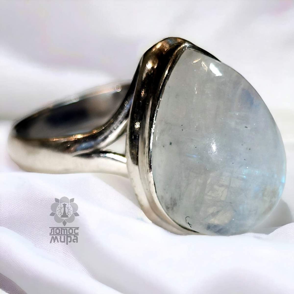 Лунный  камень кольцо 01250