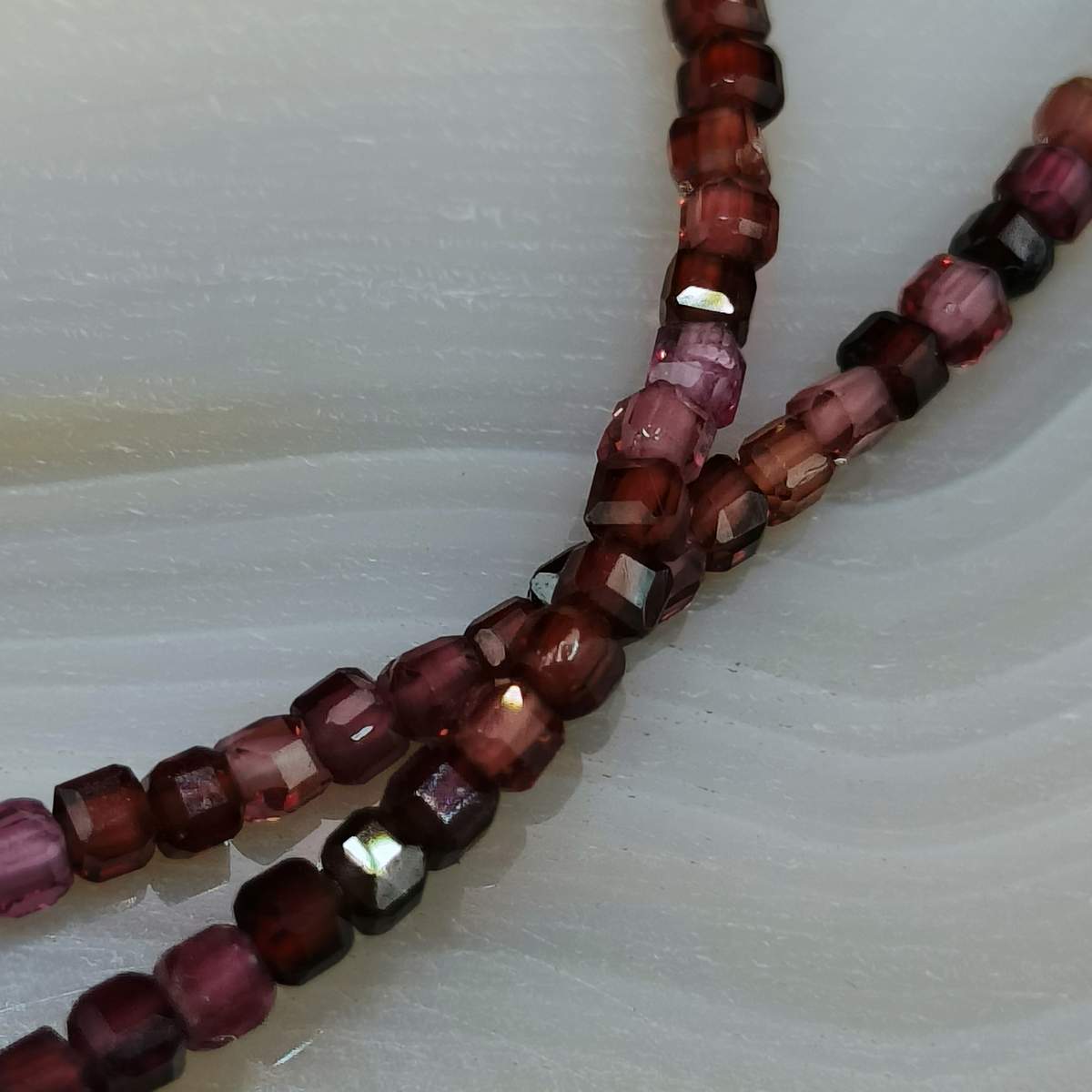 Гранат чокер куб 2,5мм 01350