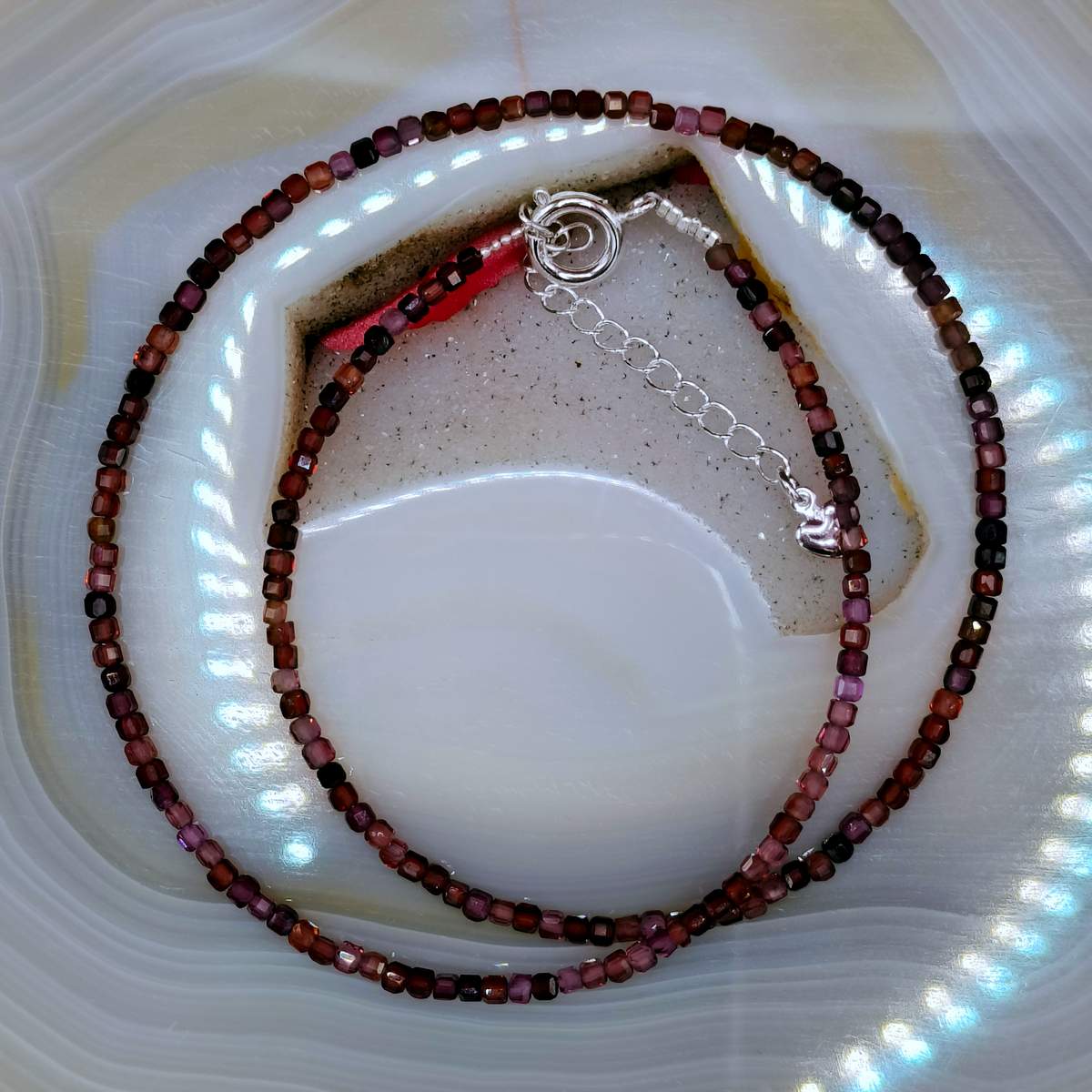 Гранат чокер куб 2,5мм 01350