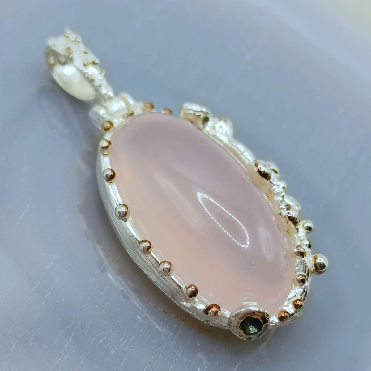 Рожевий кварц, Сапфір кулон 08000