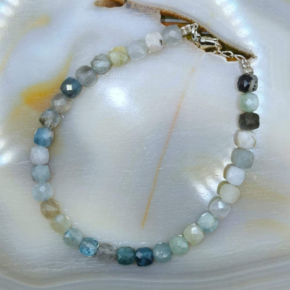 Браслет Аквамарин куб 4мм 0900