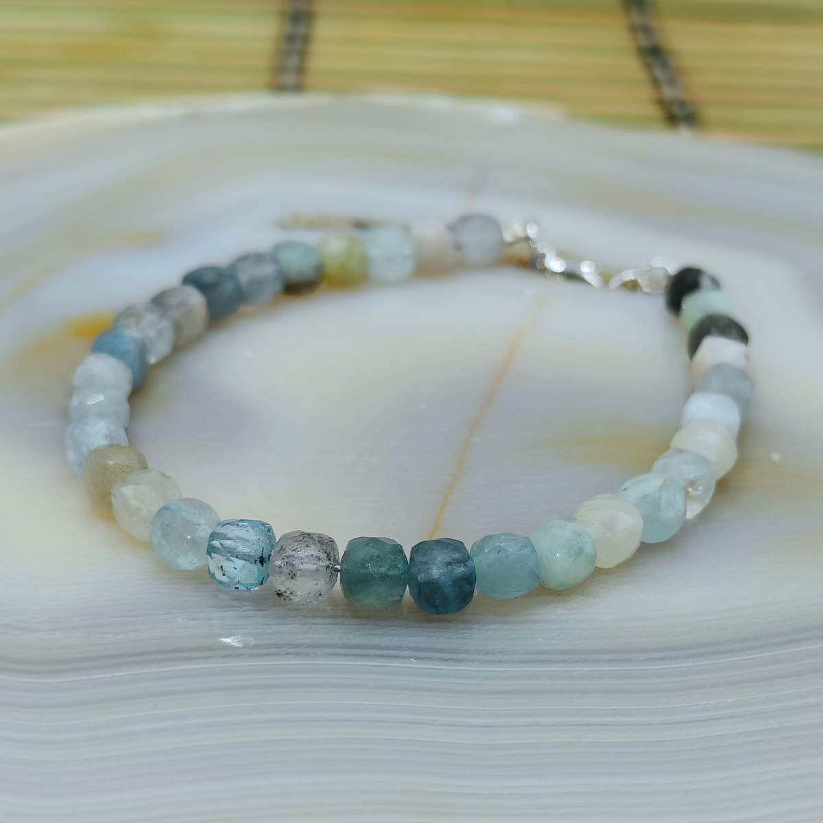 Браслет Аквамарин куб 4мм 0900