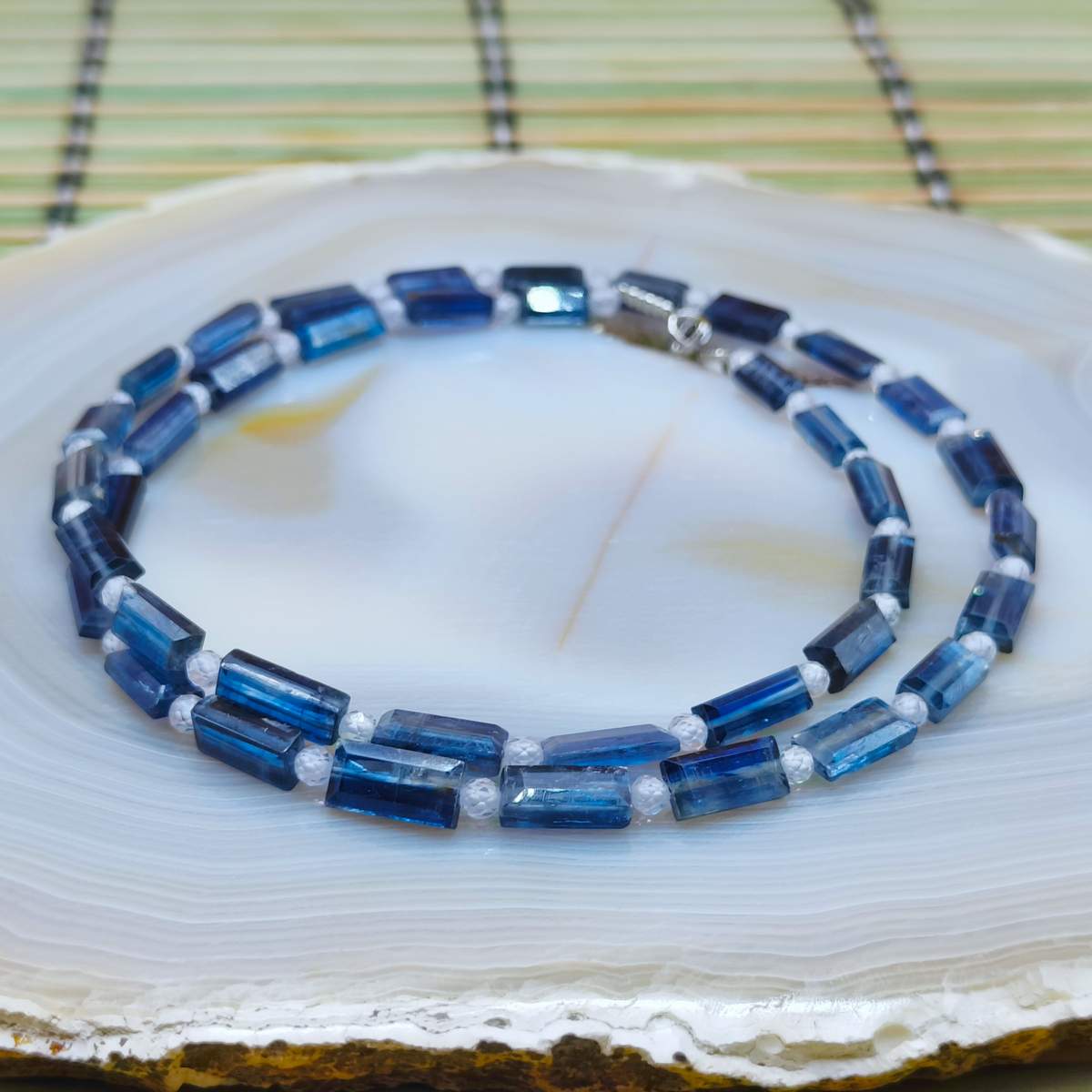 Кіаніт 3*5*8мм паличка намисто 08500